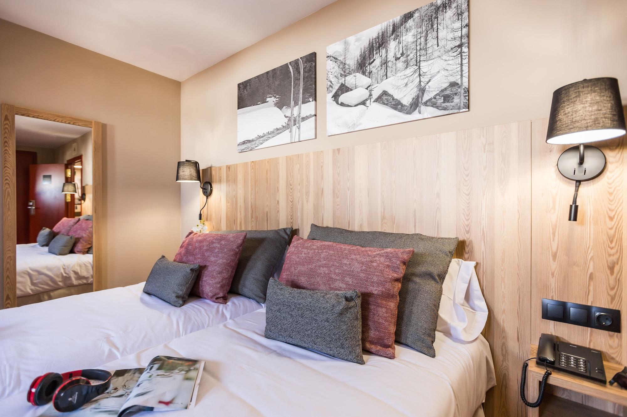 Hotel Grand Pas Pas De La Casa Bagian luar foto