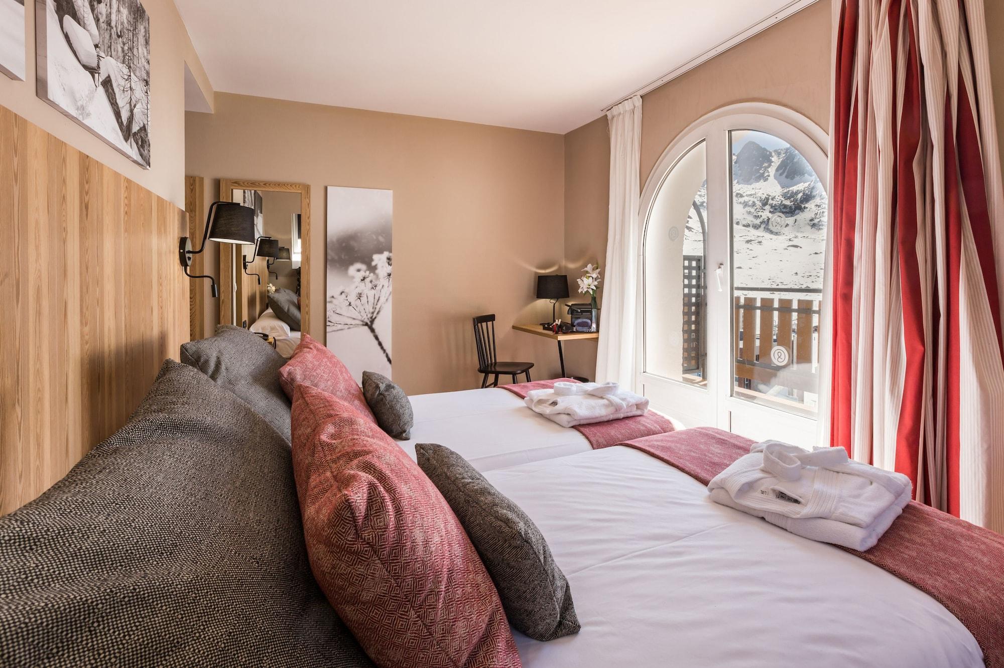 Hotel Grand Pas Pas De La Casa Bagian luar foto