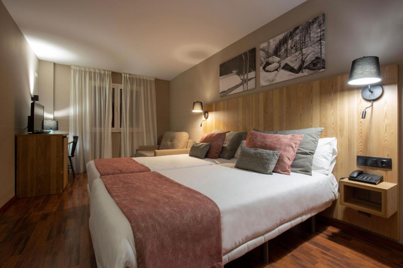 Hotel Grand Pas Pas De La Casa Bagian luar foto