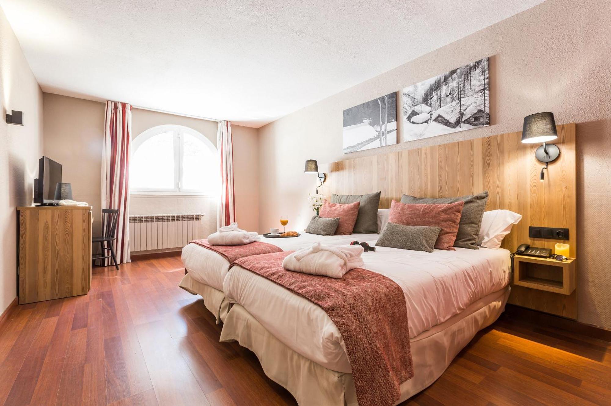 Hotel Grand Pas Pas De La Casa Bagian luar foto