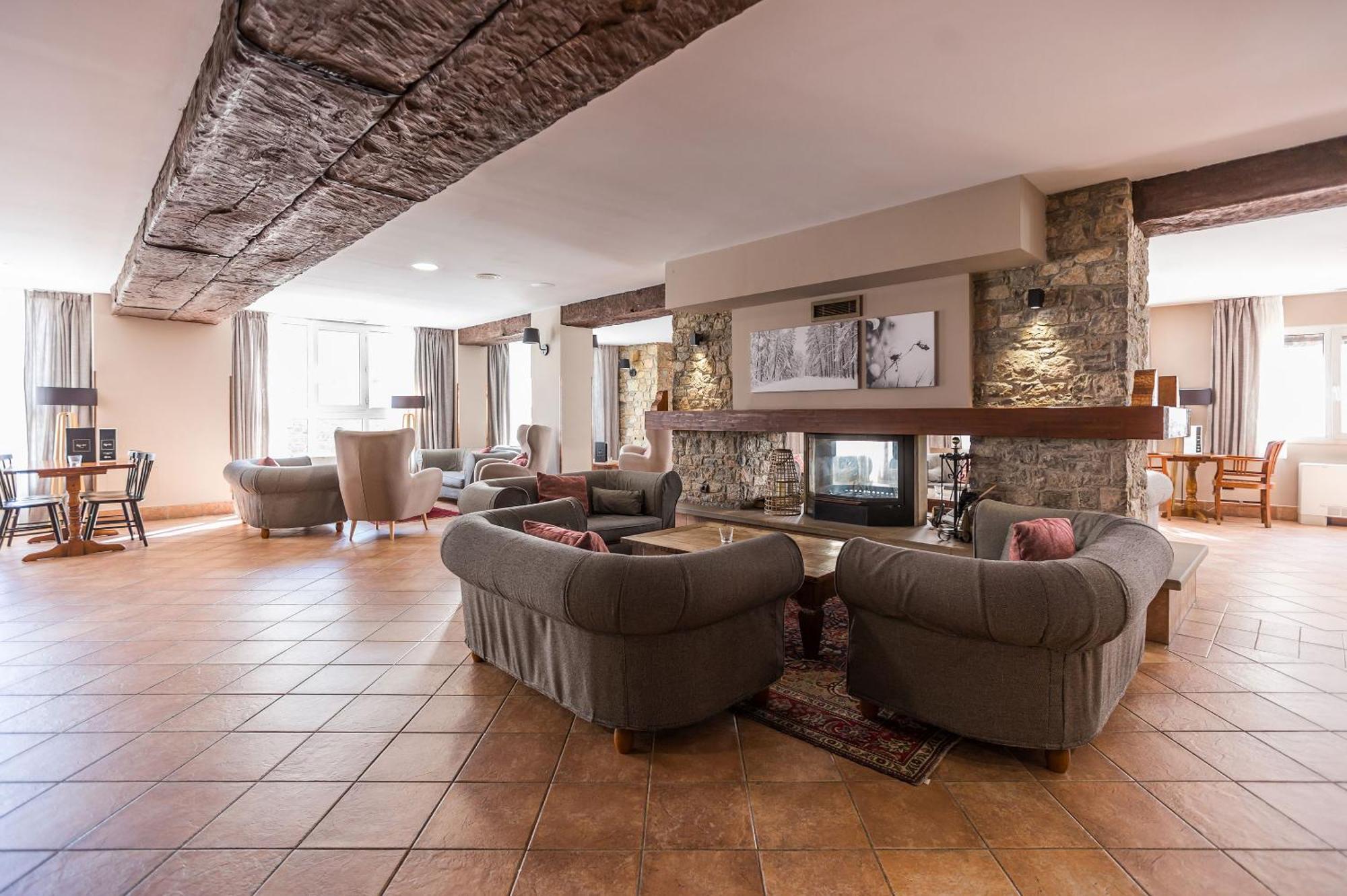 Hotel Grand Pas Pas De La Casa Bagian luar foto