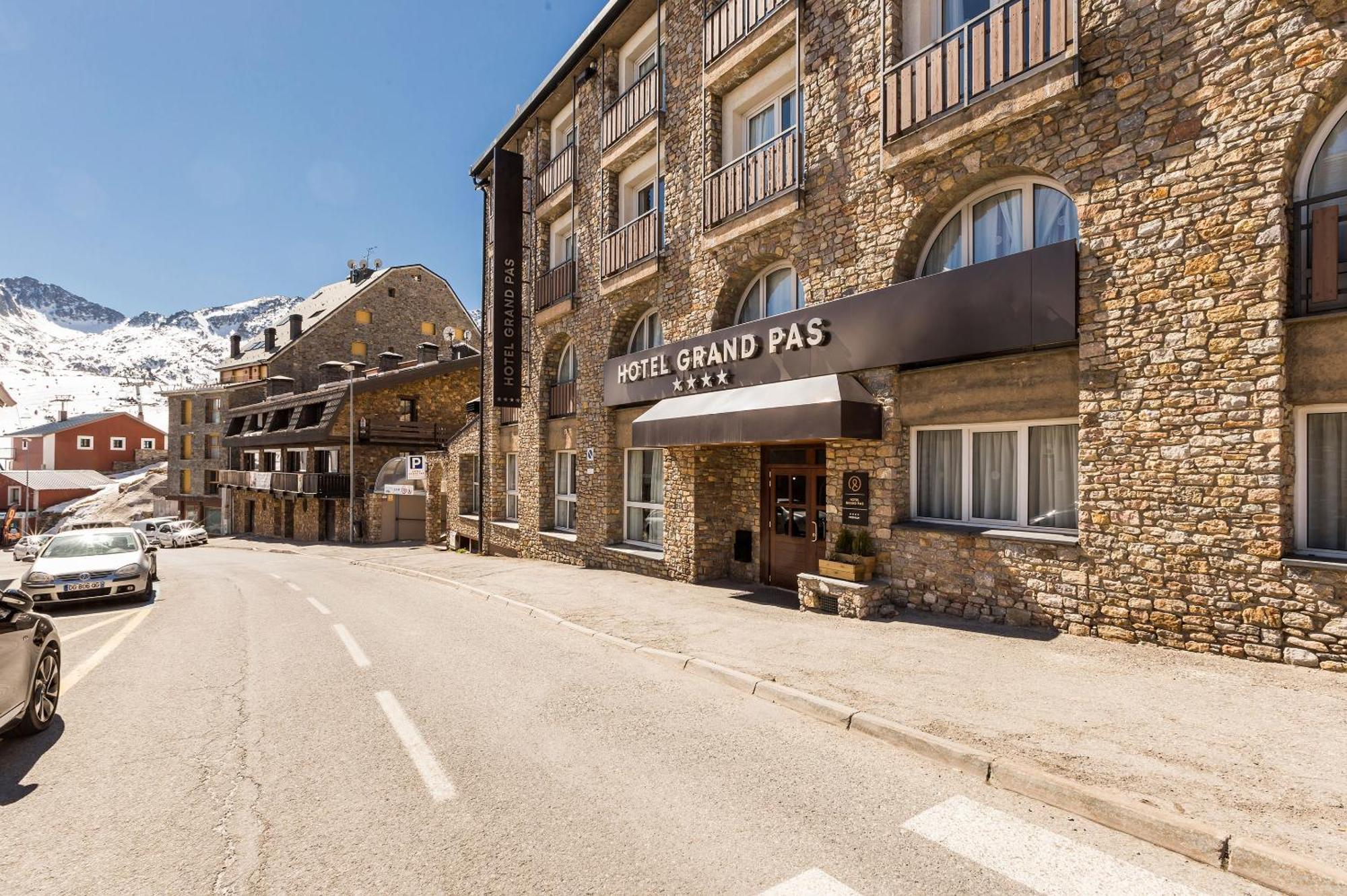 Hotel Grand Pas Pas De La Casa Bagian luar foto