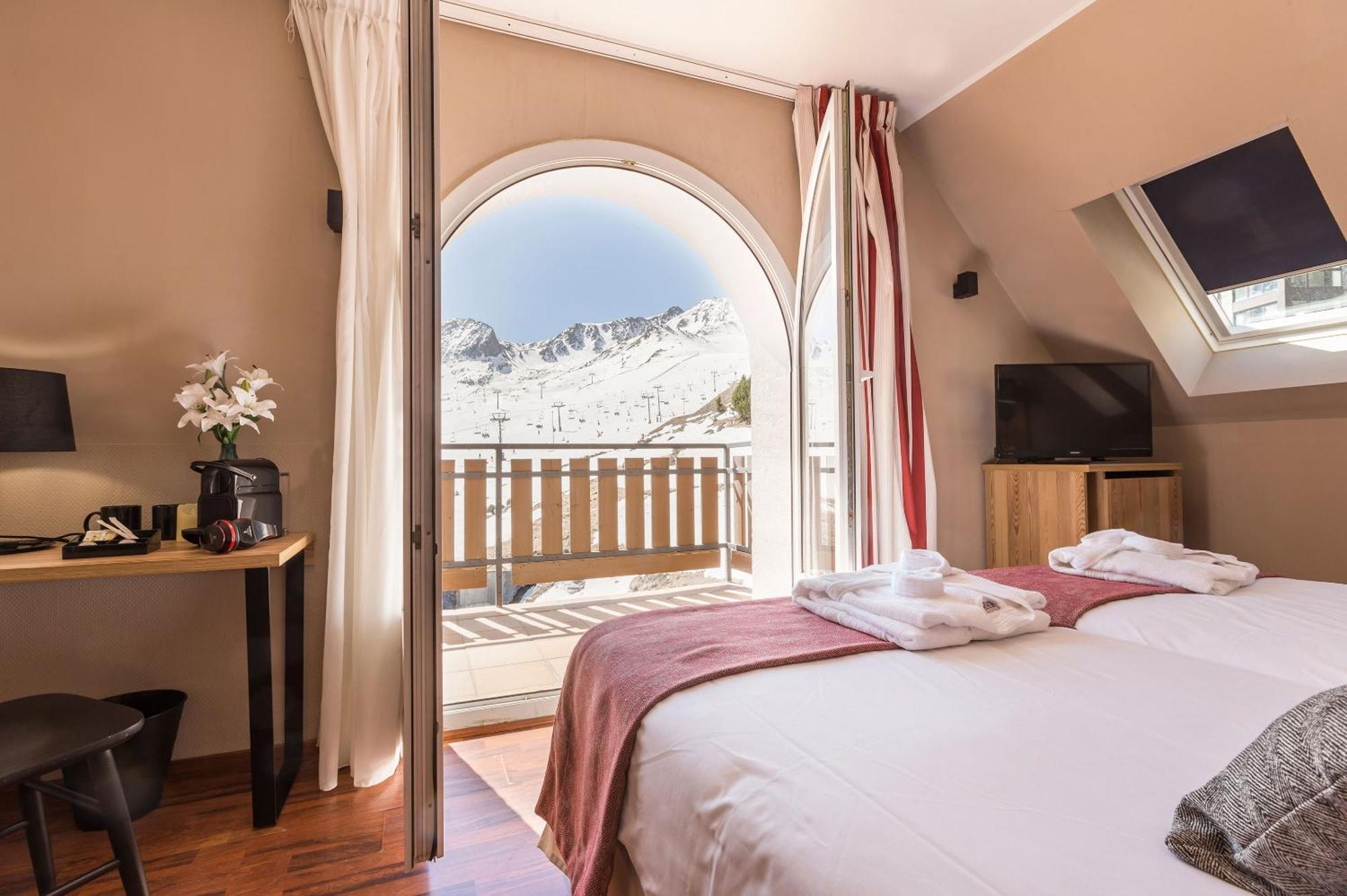 Hotel Grand Pas Pas De La Casa Bagian luar foto