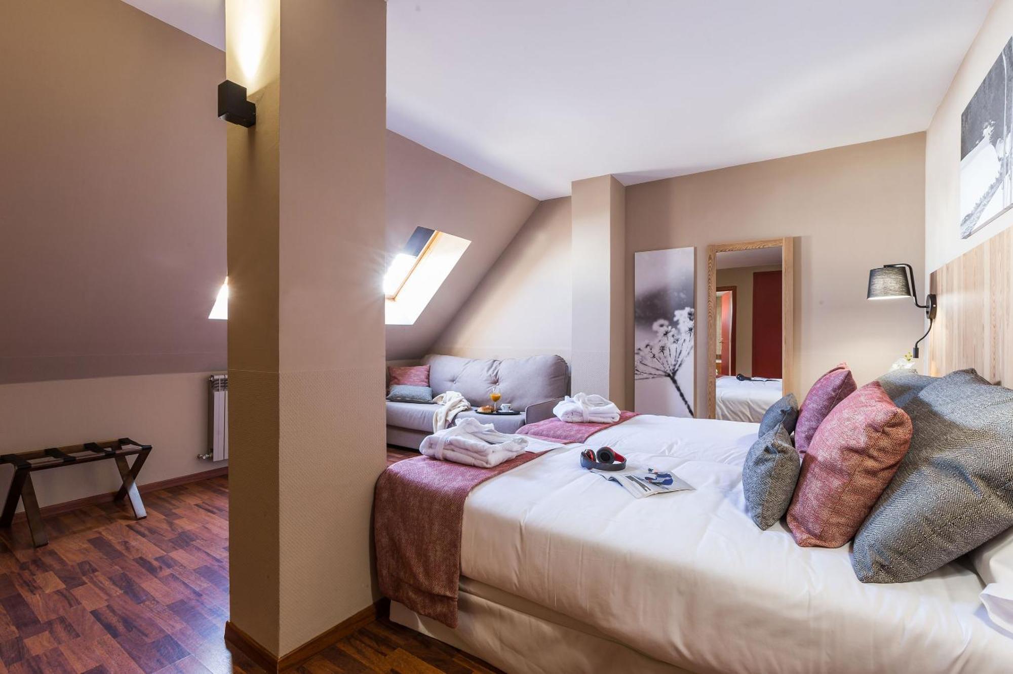 Hotel Grand Pas Pas De La Casa Bagian luar foto